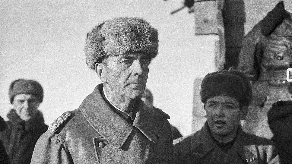 Фридрих Паулюс, 1943 год. Справа — переводчик Лев Безыменский  