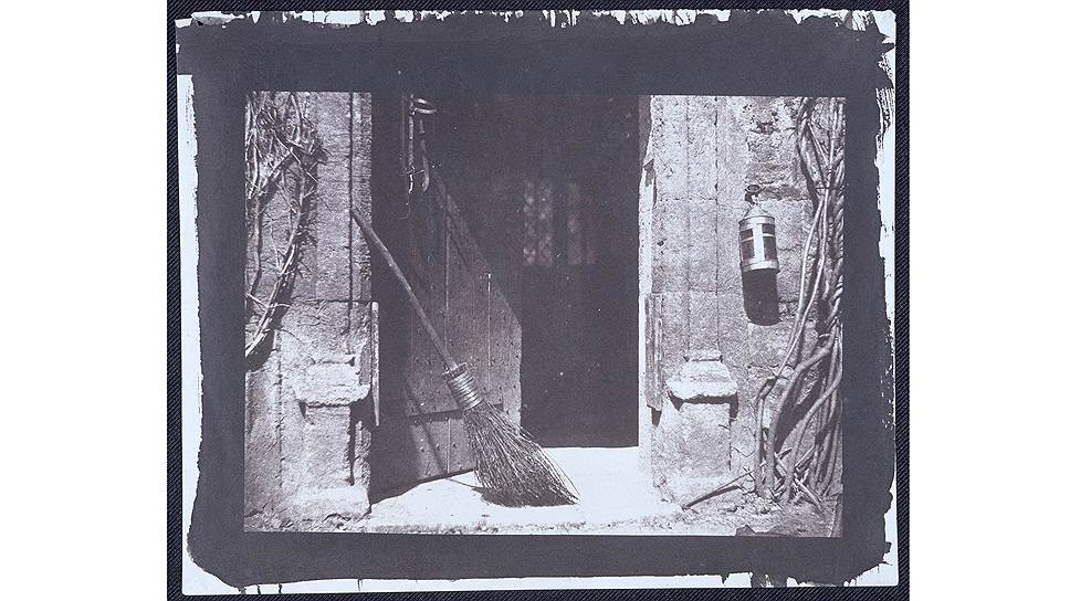 Открытая дверь. Из альбома "Карандаш природы".1844