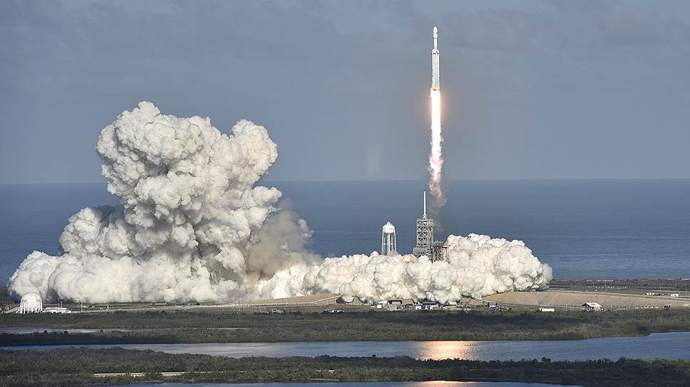 Трансляция запуска Falcon Heavy с космодрома на мысе Канаверал (Флорида, США) напоминала голливудский фильм