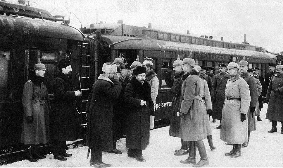 Представители Германии встречают делегацию Совета Народных Комиссаров