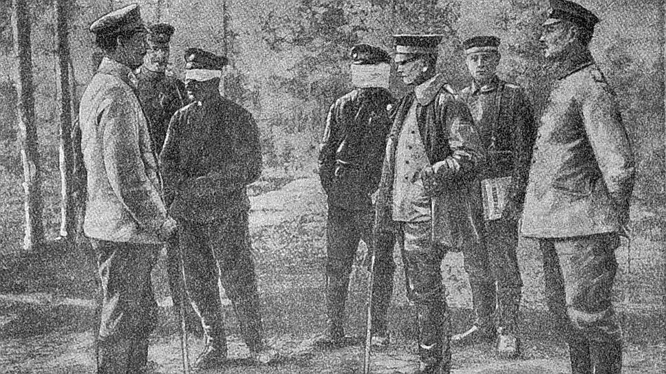 Переговоры, предшествовавшие подписанию документа, для русских были обставлены унизительными процедурами: офицерам-парламентерам, прибывавшим из-за линии фронта, немцы завязывали глаза — это было условием прохода через германские оборонительные линии