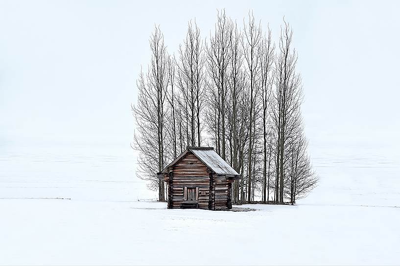Неповторимую атмосферу Кижей создают не только церкви и дома, но и амбары, риги, заборы, свезенные со всего Заонежья. Без этих мелких сооружений картина была бы неполной 