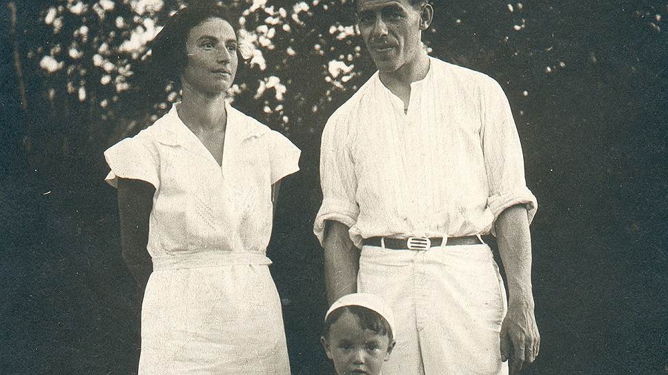Отец будущего барда был по специальности гидрографом (на фото — с родителями) 1930-е годы