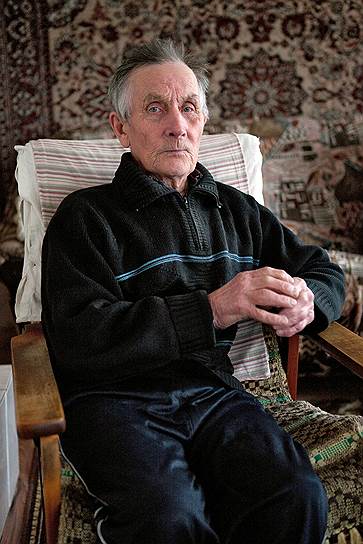 Помор Александр Кокотов в море на ловлю уже не выходит, но по привычке следит за графиком отливов и приливов