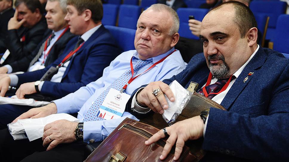 Зал наполняли мужчины в костюмах. У большинства был служилый вид и почти все действительно носили погоны: кто в армии, кто в спецслужбах, но чаще — в милиции 