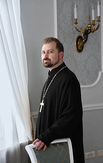 Когда Артемий Литвинов вел факультатив в школе, ребята называли его Нео. Батюшка решил соответствовать  