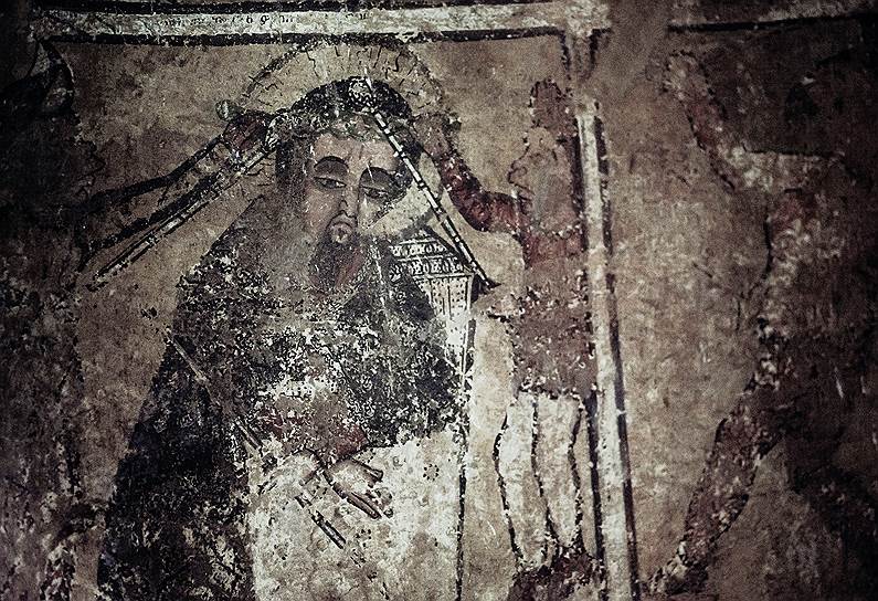 Для храмов, даже очень больших, почти не пишут икон, на стенах — старинные фрески (XII–XIII век) и распечатанные на принтере иконы. Рукописных почти нет