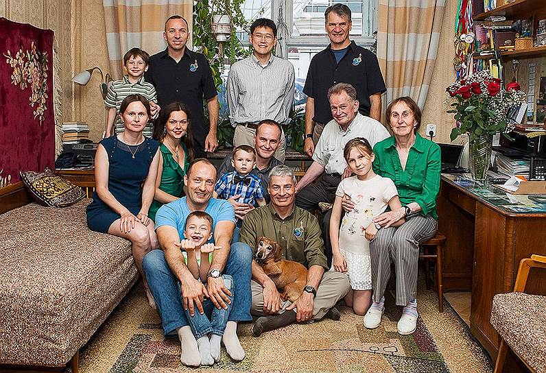 Семейная встреча у родителей Сергея с основным и дублирующим экипажами экспедиции МКС 52/53. Июль 2017 года. Слева направо, верхний ряд: племянник Сергея Дима, американский астронавт Рэндолф Брезник, японский астронавт Норисигэ Канаи, итальянский астронавт Паоло Несполи. Нижний ряд: сестра Сергея Надежда, жена Александра, космонавт Александр Мисуркин (на полу, обнимает своего сына Сашу), сын Сергея Максим, Сергей, американский астронавт Марк Ванде Хей (с таксой родителей по кличке Рей), отец Сергея Николай Михайлович, племянница Женя, мать Татьяна Юрьевна