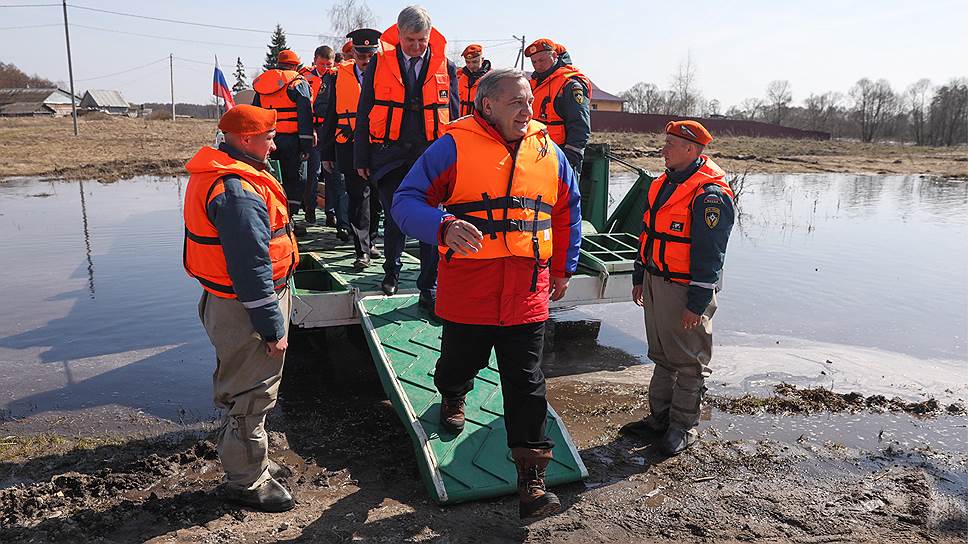 Глава МЧС РФ Владимир Пучков в затопленном селе Ступино Рамонского района Воронежской области