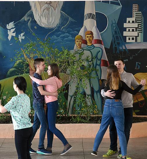 Молодежь Козельска, как и любого малого города в России, думает о переезде в большой город. В кадре — танцевальная студия