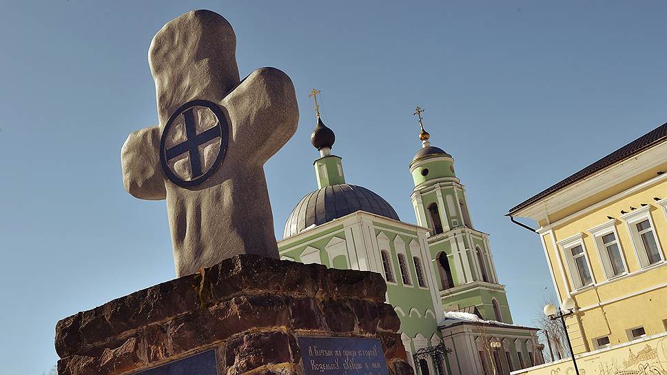 Главный символ города — так называемый козельский крест. Считается, что это переделанный древний идол