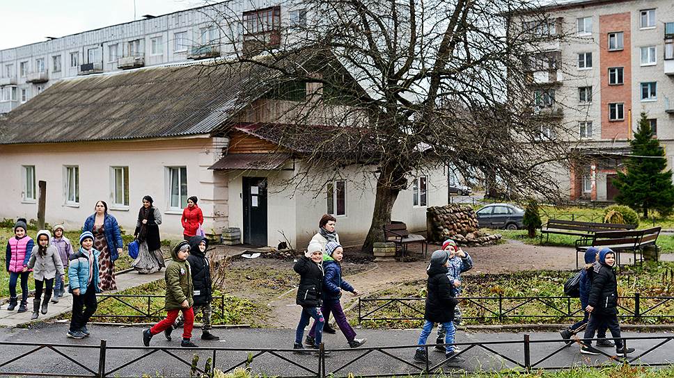 От табора до школы в соседнем поселке около 5 км пути. Дети цыган занимаются в отдельном здании. Но часть уроков у них проходит в основном корпусе школы, куда они направляются шумным строем в сопровождении учителя и мам 