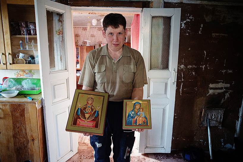 В Холуе традиционно занимались иконописью. В кадре — потомственный иконописец Константин Костерский 