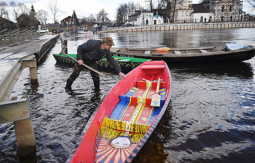 На фоне темной воды лодки выглядели особенно празднично 