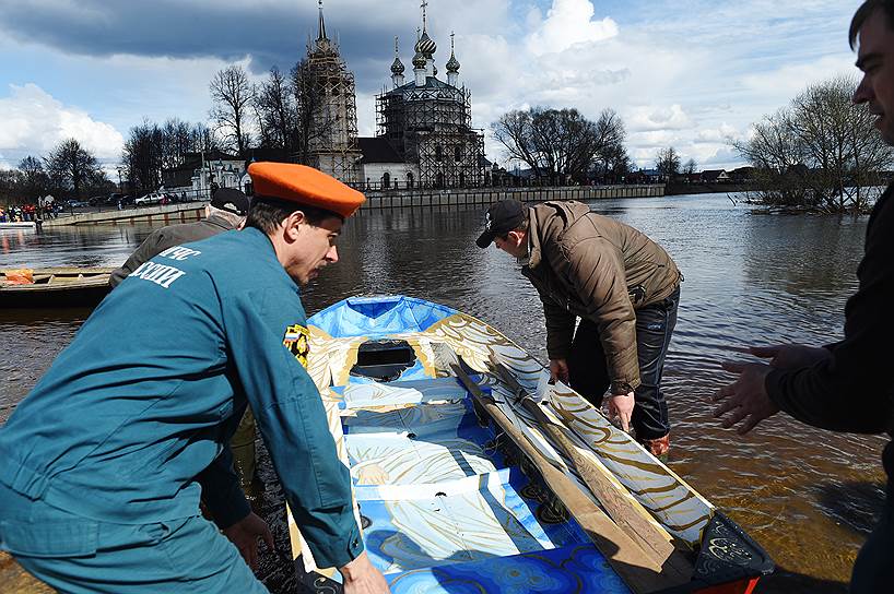 После праздника расписанные лодки вернулись к хозяевам 