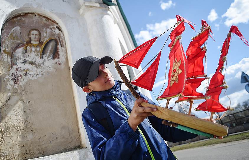 Школьники сделали 130 таких корабликов 