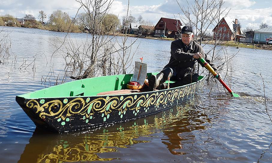 "Расписные лодочки здесь плавали как чайки на море",— говорится в рукописи 1867 года, где описывается весеннее половодье в Холуе 