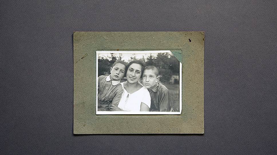 Лето 1928 года. Сергей (слева) с мамой и старшим братом Яковом на летнем отдыхе за городом 