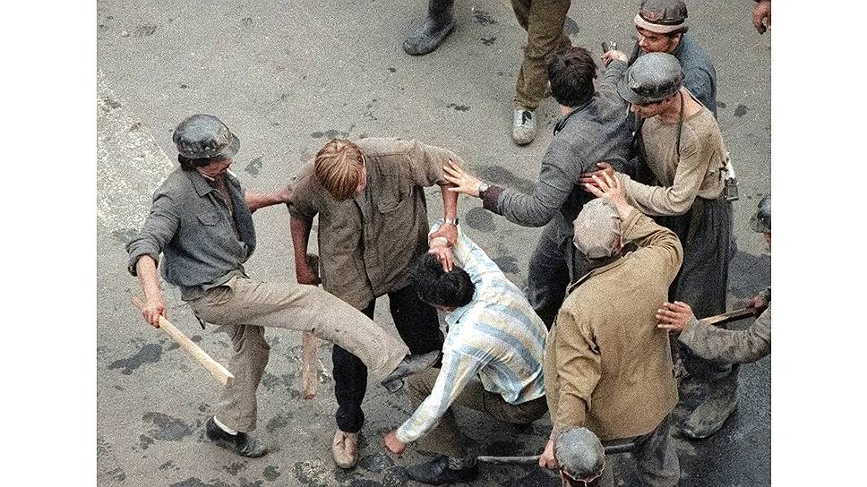 …как и погромы этих митингов шахтерами, к которым взывали власти, чтобы навести порядок на улицах