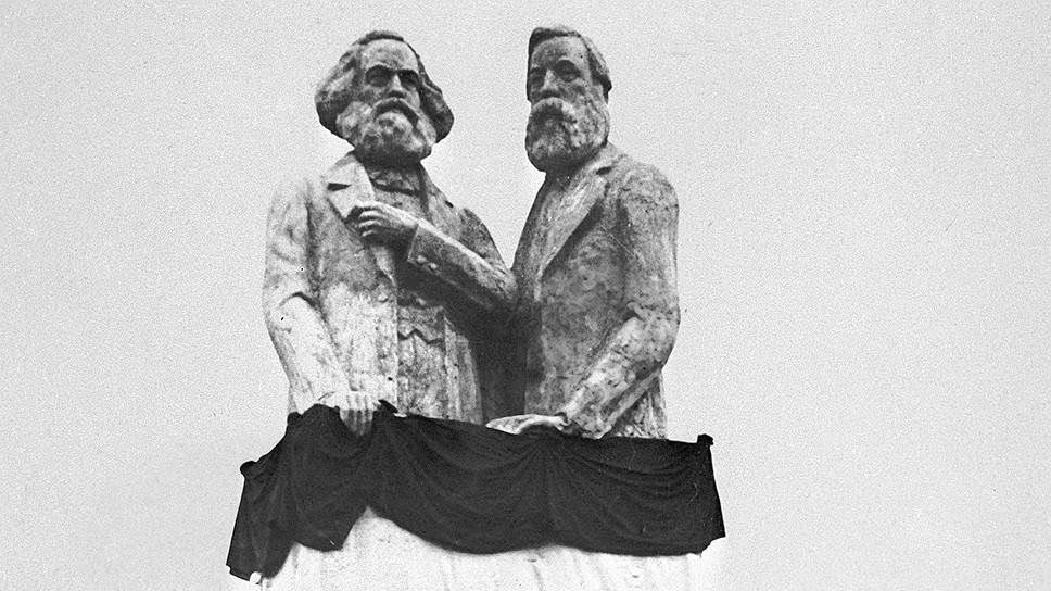 7 ноября 1918 года Ленин открыл один из первых большевистских памятников Марксу и Энгельсу. За низкое художественное качество Луначарский окрестил монумент «Маркс и Энгельс в ванной»