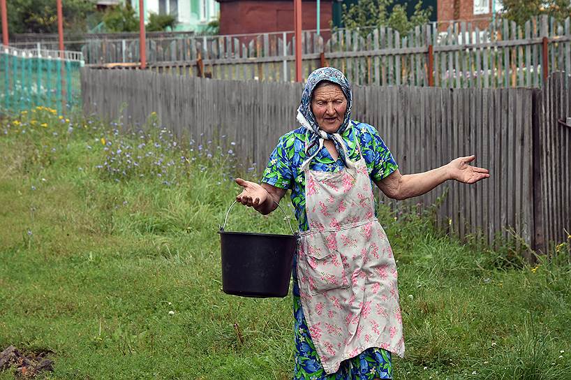 В большинстве домов уже есть водопровод, но некоторые бабушки по-прежнему ходят на колонку 