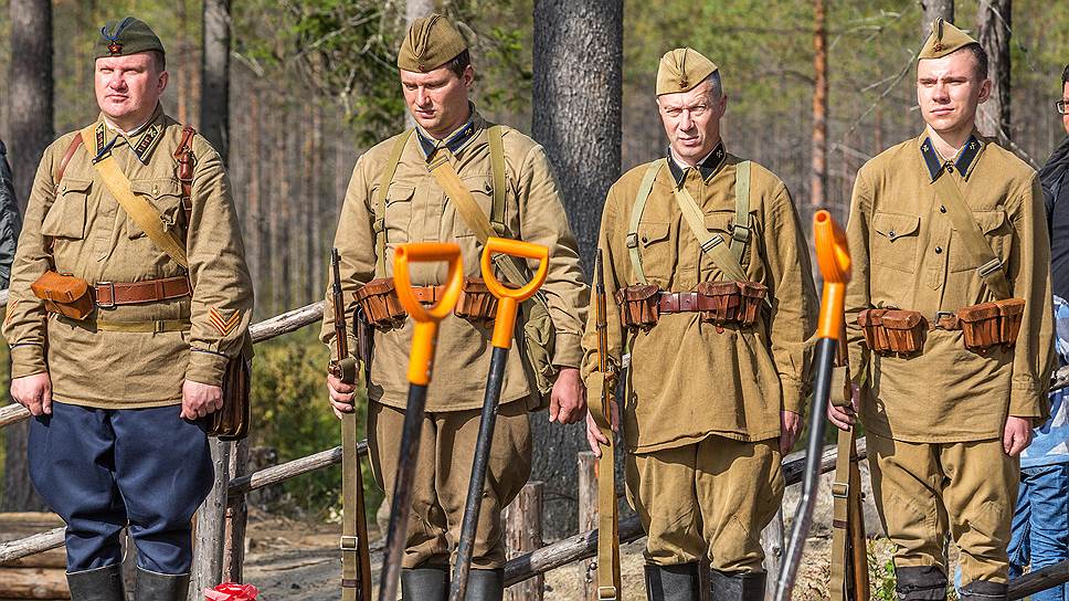 На церемонии захоронения. Земле предали останки 50 бойцов и командиров Красной Армии, павших при обороне Петрозаводска осенью 1941 года