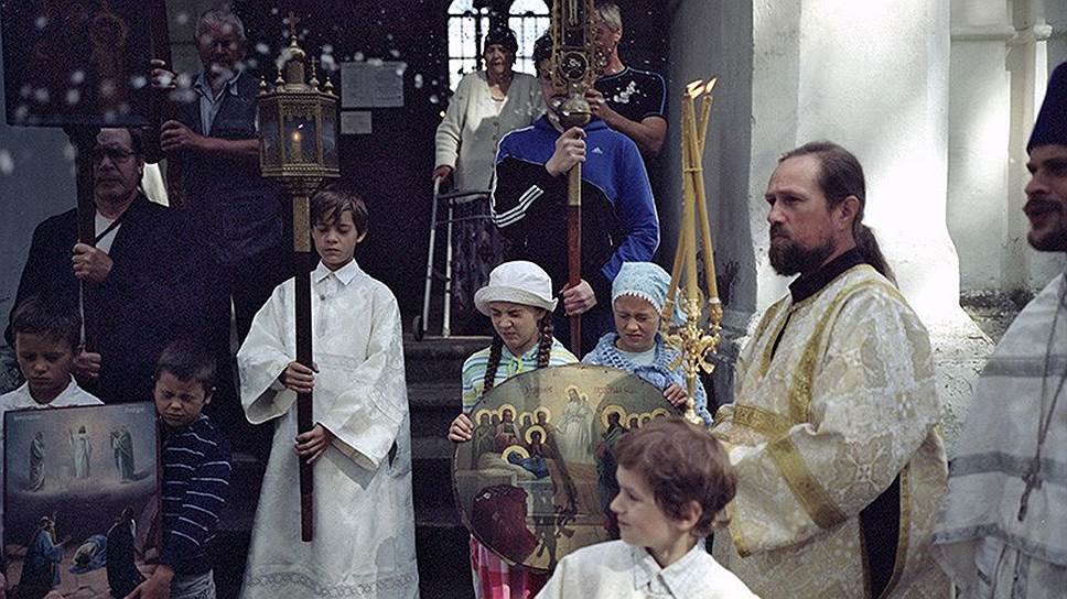 Начинали переселенцы со строительства храмов, в которых молились вместе с русскими, как и жили. Праздник Преображение Господне в селе Кострецы — наполовину русском, наполовину карельском  