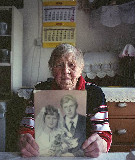 Анна Ивановна, 88 лет. Тверская карелка из села Кострецы. 40 лет работала продавцом в магазине, сын летчик. До сих она пор поет по воскресеньям в храме  