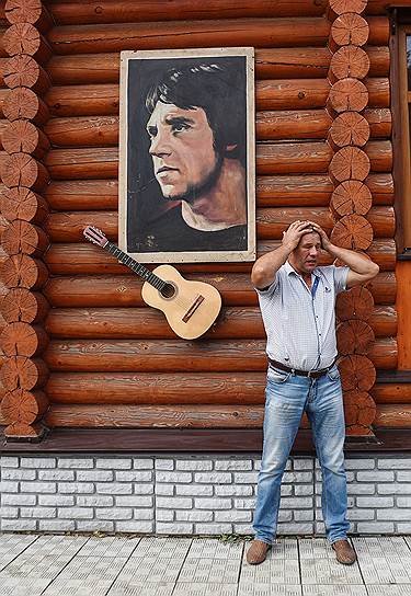 Изба, привередливые кони, обрывы и поля… Вячеслав Петрухин в Верхних Избищах создал все условия для поклонников Высоцкого
