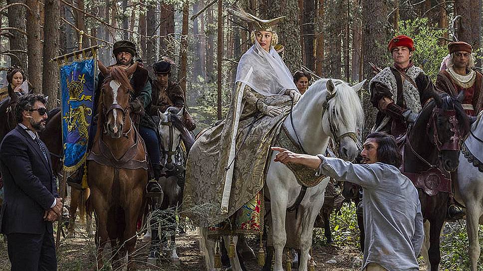 Ольга Куриленко (на фото в центре), сыгравшая роль жены продюсера, впервые на экране стала блондинкой 