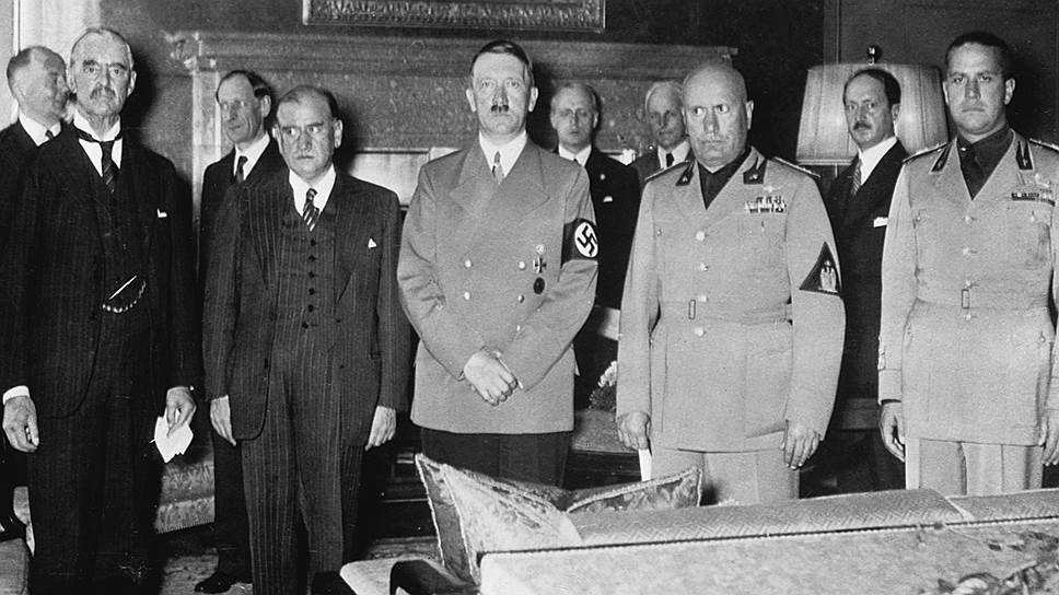 Мюнхен, октябрь 1938 года. Слева направо в переднем ряду: премьер-министр Великобритании Невилл Чемберлен, премьер-министр Франции Эдуар Даладье, рейхсканцлер Германии Адольф Гитлер, премьер-министр Италии Бенито Муссолини и глава МИД Италии граф Галеаццо Чиано