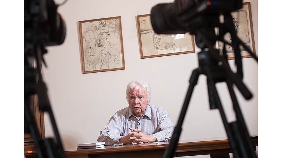 С 2005 года академик Захаров живет на две страны