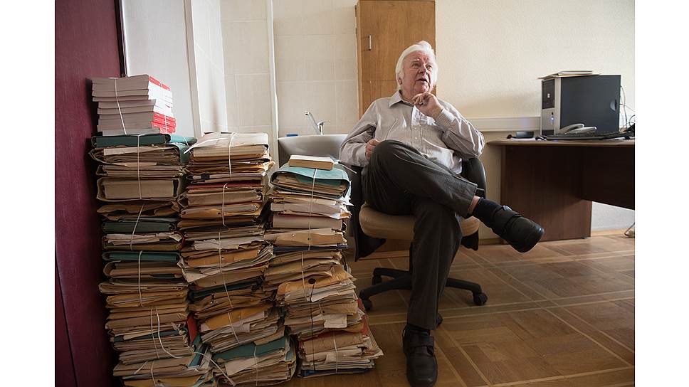 А в США является профессором математики Аризонского университета в городе Тусоне