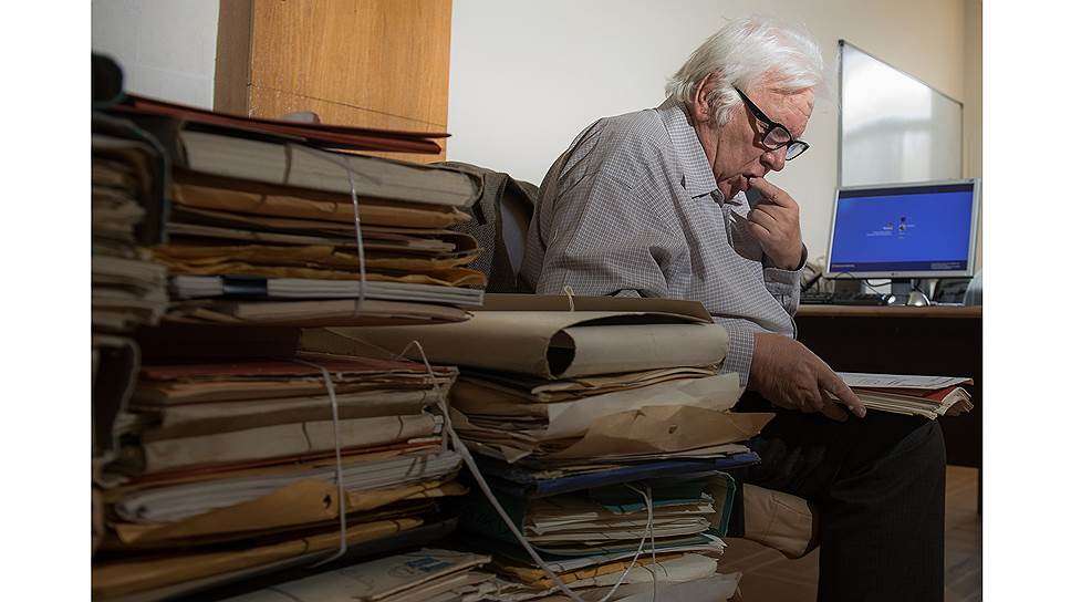 В России Владимир Евгеньевич работает завсектором математической физики в Физическом институте им. Лебедева в Москве