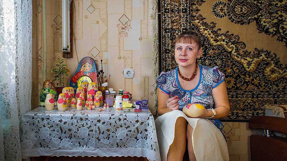 Татьяна Смирнова, художник росписи по дереву: «А и вправду говорят, что матрешка похожа на свою хозяйку. Люблю своих матрешечек, они такие хорошенькие»