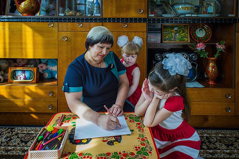 Светлана Рябкова, заслуженный мастер народных художественных промыслов: «Передаю опыт младшим внучкам, учу их рисовать. Дети — наше будущее»