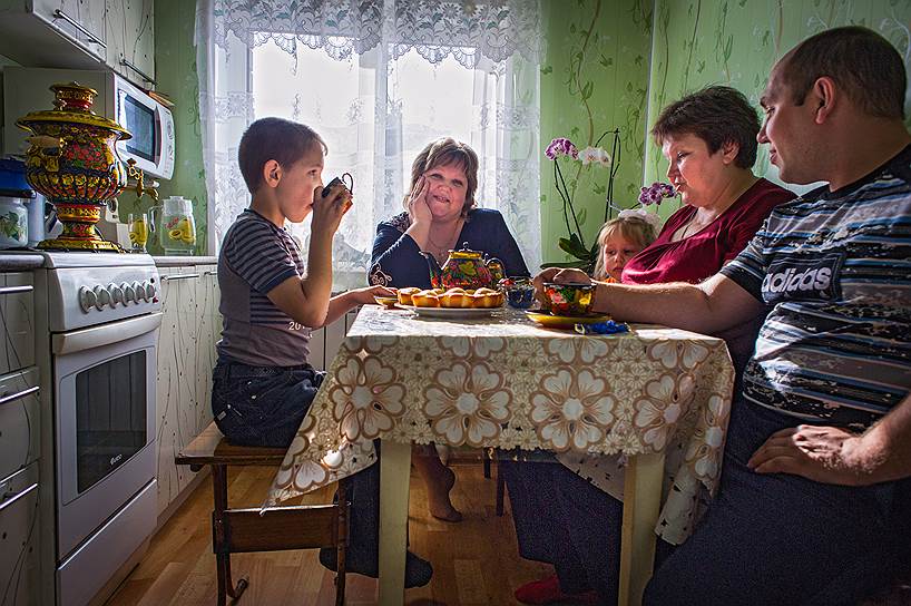 Светлана Толоконова, художник росписи по дереву: «Мама всю жизнь проработала на фабрике и научила любить этот промысел»