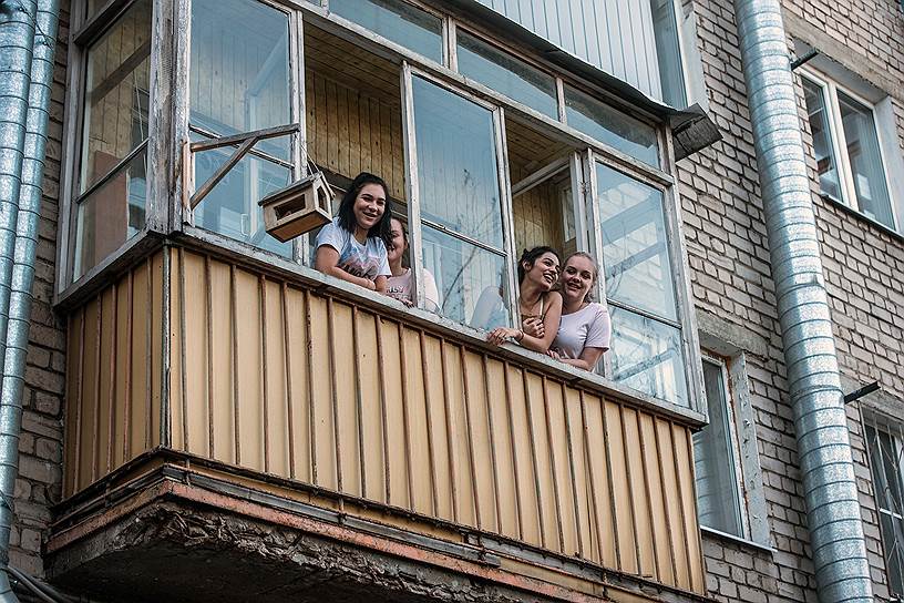 Юные жительницы конфликтного дома мыслят просто: пусть рисуют что хотят  