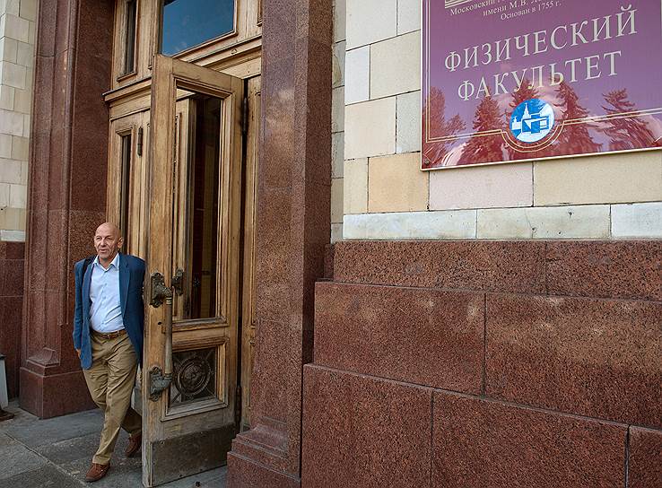 Он является членом «Клуба 1 июля», образованного в знак протеста против планов реформы РАН