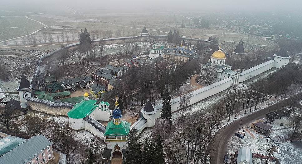Вид на Псково-Печерскую лавру с высоты птичьего полета. Внимательный взгляд обнаружит оползающие из-под вековых стен склоны