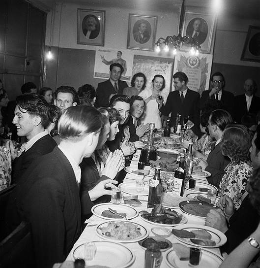 А вот в середине 1950-х советский праздник выглядел гораздо скромнее. В кадре — студенческая свадьба в общежитии