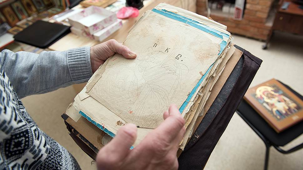 Художник Владимир Гусев показывает старинные прориси икон, контурные рисунки. 