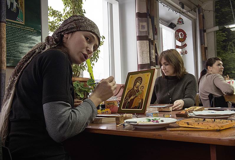 В иконописной мастерской "Мстера-Арт" трудятся одни женщины.  