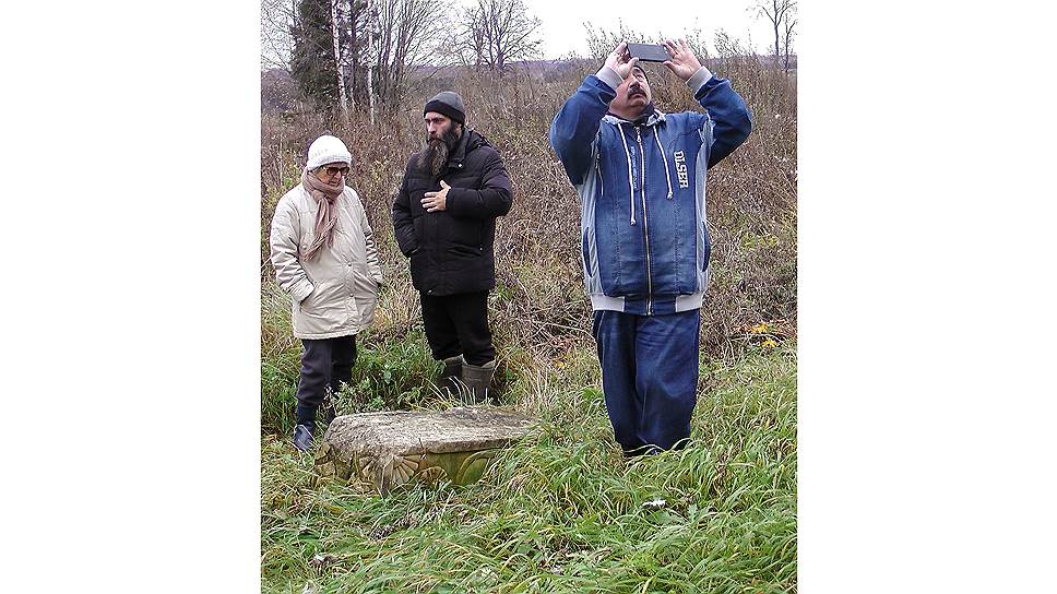 Александр (в центре) и восстанавливает храм, и показывает его туристам 