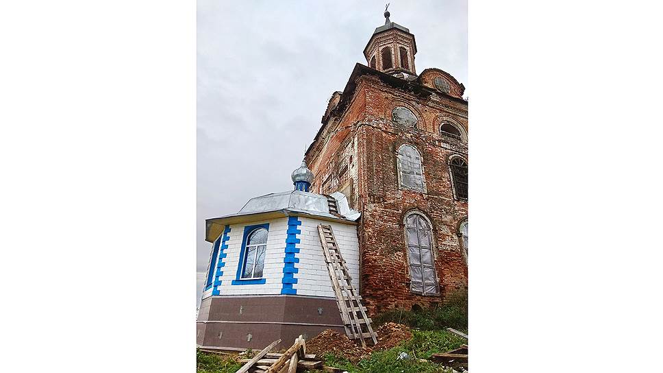 Пластиковые окна в старинном храме — примета времени 
