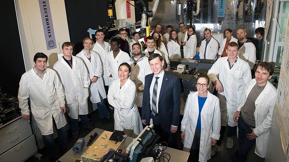 Сейчас он руководит лабораторией наноматериалов Сколтеха