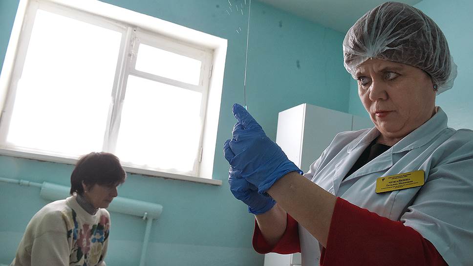 В фельдшерско-акушерском пункте в совхозе «Коммунар» десять пенсионерок прослушали 6 часов лекций и посвятили 4 часа практическим занятиям по первой помощи  