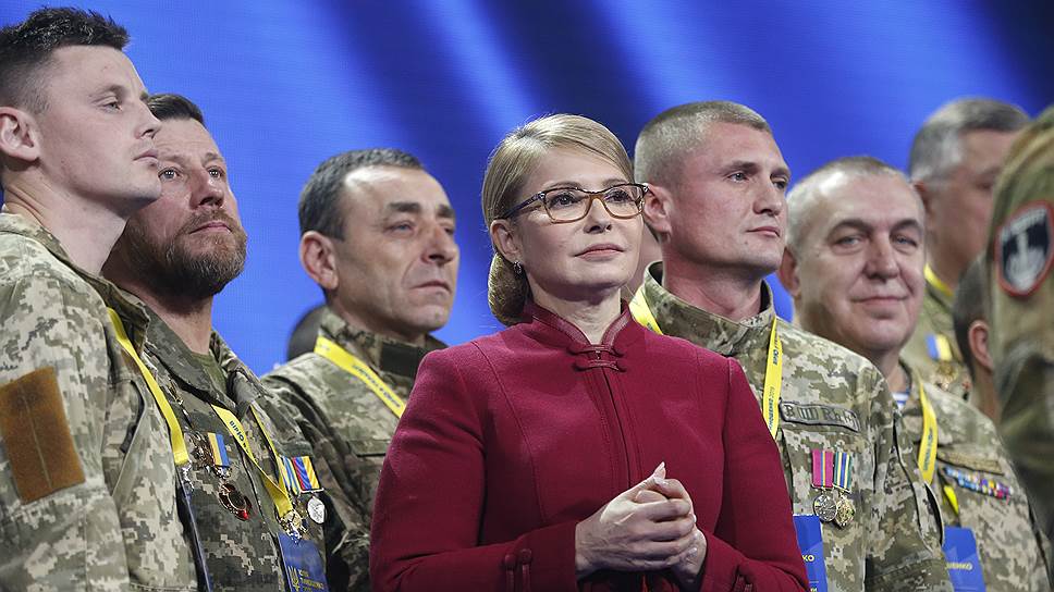 Прошлую президентскую кампанию Юлия Тимошенко вела в белом, нынче ставки выше — и вот она уже в алом