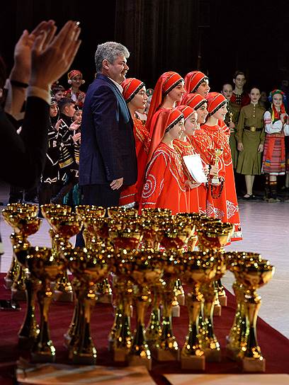 Член жюри Айрат Хаметов награждает ансамбль «Асса» — московский коллектив, который исполняет кавказские танцы 