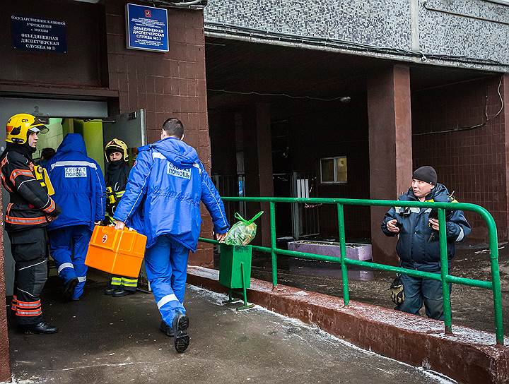 Спасатели встречают скорую помощь, чтобы сопроводить медиков в квартиру